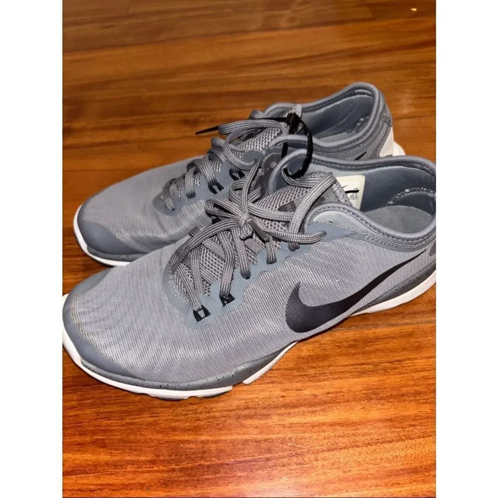 Nike women’s Light Gray Athletic Running Shoes 8.5